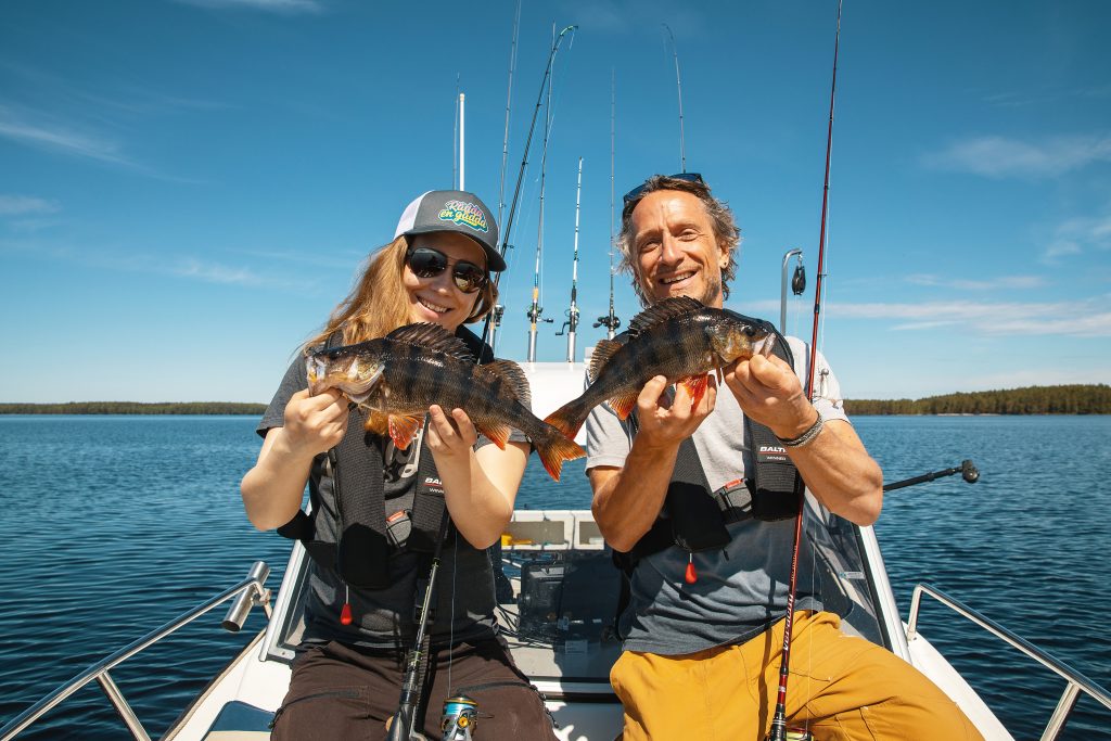 Emma Lindgren och Andreas Ollinen fiskar abborre
