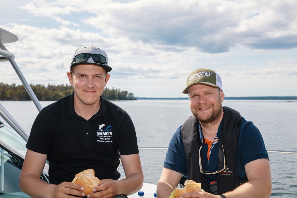 Fiskeguider Magnus Persson och Kristofer Larsson på Vättern